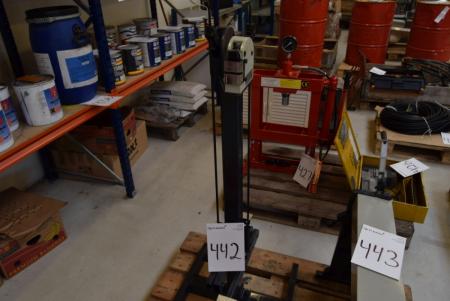 Shrink and stretch tool on foot, model SS 18 F marked. Madsen