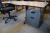 Hæve/sænkebord med sidebord/skuffer, kontorstol + skærm