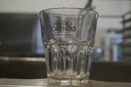 Bur mit Trinkgläsern. Marke Mastro Lorenzo. Etwa 200 Stück.