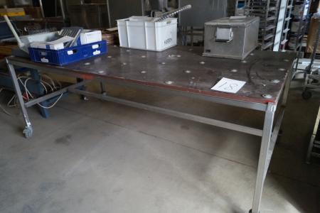 Table on wheels with plate rollers. 125x250 cm.
