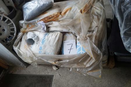Pallet with Rock Salt, 25 kg per bag, an estimated 21 bags.