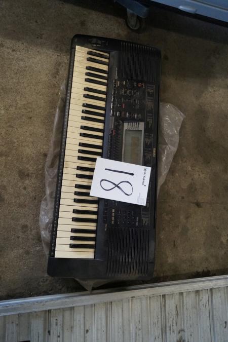 Keyboard, Yamaha  PSR630 mangler strømstik.