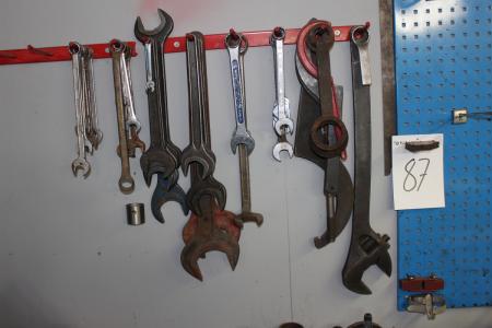 Werkzeugtafel mit verschiedenen Handwerkzeuge + große Gabeln