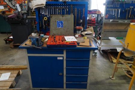 Werkstattwagen mit Schraubstock und Schubladen, gekennzeichnet Blika verschiedene Handwerkzeuge und Elektrowerkzeugen enthält, usw.