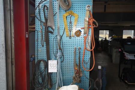 Plate with various lifting equipment + cable + 2 boxes with straps