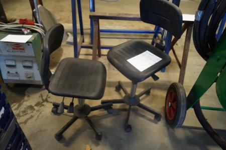 2 Stück Werkstatt Stühle.