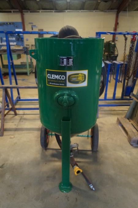 Complete sandblasting plant. Clemco 2452 with mask and 200 liter tank year 2011.