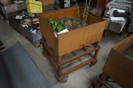 Plant box on wheels. 88x70x50 cm