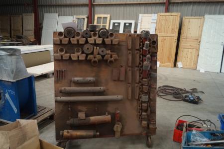 Rolling table with various lifting media + 1 1/2 ton of rinses.