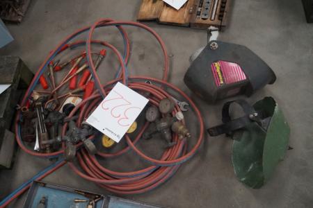 Oily and gas sets with manometers. + 2 welding harnesses.