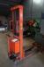 Electric height lifts 1000 kg with built-in charger stand ok. Tower height 192 cm.