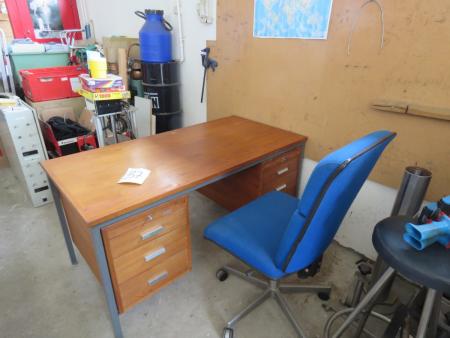 Skrivebord og kontorstol 