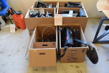 4 ks. Diverse edb-udstyr, skærme m.m + 2 kasser med div. Edb-udstyr, skærme, kabler m.m.