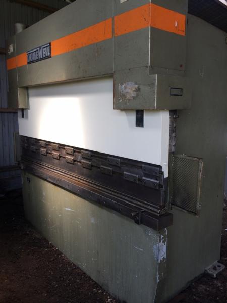 Kantpresser, mrk. Donewell 80-2500. 80T, L 2,5 m. Cybelec CNC 5000 control. Includes full-length under tool, 2 screws. 1 m overalls and 3 m flat headline. OBS! Second adress