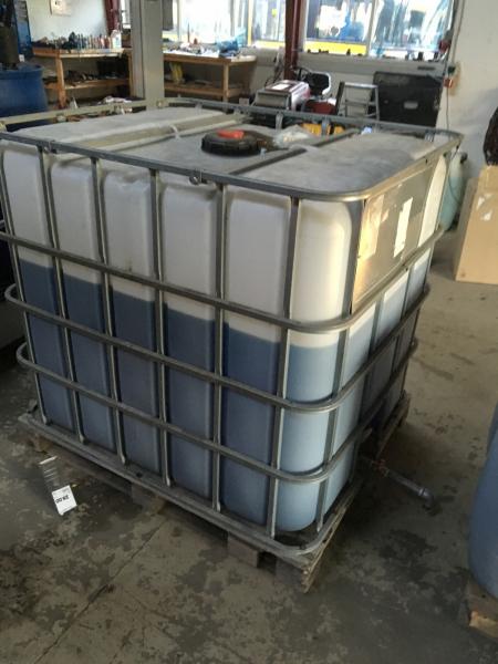 Pallet tank with cooling fluid.