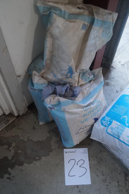 About 50 kg of Pingo road salt.
