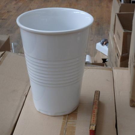2 stk. Hvide porcelæns vaser H: 29 Ø 23 cm.