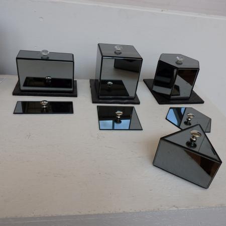 MIX BOX / smykkeskrin..Flot røgfarvet spejlglas nogle med glas knupper i låg andre i stål- modeller i Rektangulær, firkantet, sekskantet og trekantet herligheder..8 stk. Blandede  