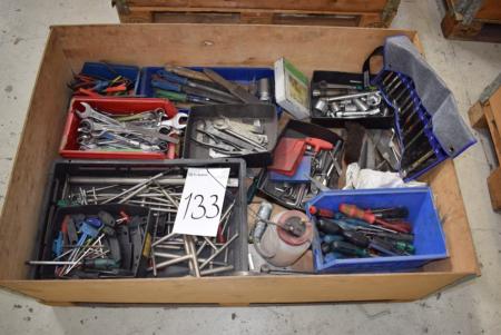 Diverse værktøjer, gaffelnøgler, skruetrækkere, tænger m.m.