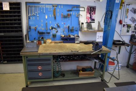 Workbench L 2 m with vise and drawers + tool board with content and content on the board in the drawer. Dismantled by the buyer