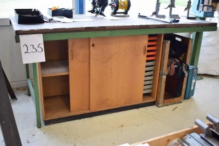 L workbench 190 cm + underskb m. 2 + box sliding doors on the floor with lifting loops and Makita toolbox