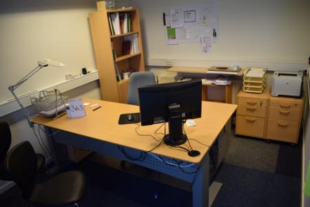 Alt i kontor, PC, skærm, tastatur, hæve/ sænke skrivebord, 2 stole, kontorstol, printer, reoler m.m. Minus faste installationer