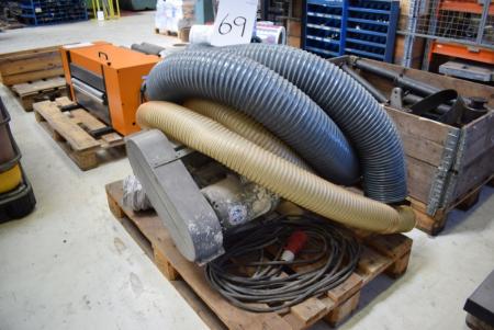 Pallet with suction, flexible hoses