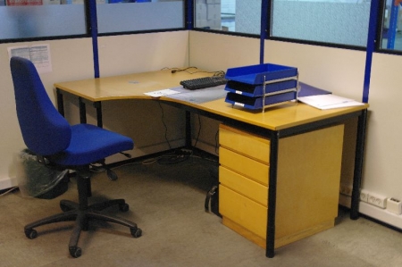 Skrivebord + reoler + skuffesektioner + stol + kontorstol m.v 