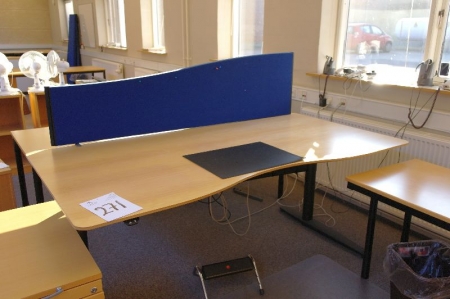 Skrivebord med hæve/sænke funktion samt rumdeler for skrivebord + skuffesektion + reol. TLF medfølger ikke 