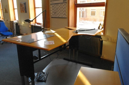 Hæve/sænke skrivebord + EFG jalusiskab + rumafskærmningsvæg