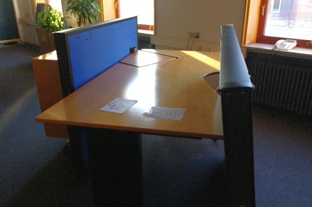 Hæve/sænke skrivebord + Skab + 2 stk rumafskærmninger 