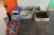 Rullebord med indhold af skruer, bolte, møtrikker + div olie + 4 stk gardarobeskabe