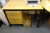 Skrivebord + skuffesektion + bord + 2 stk jalusiskabe + aflægningsbord + whiteboard 900 mm x 600 mm. Alt sælges uden indhold, tlf medfølger ikke 