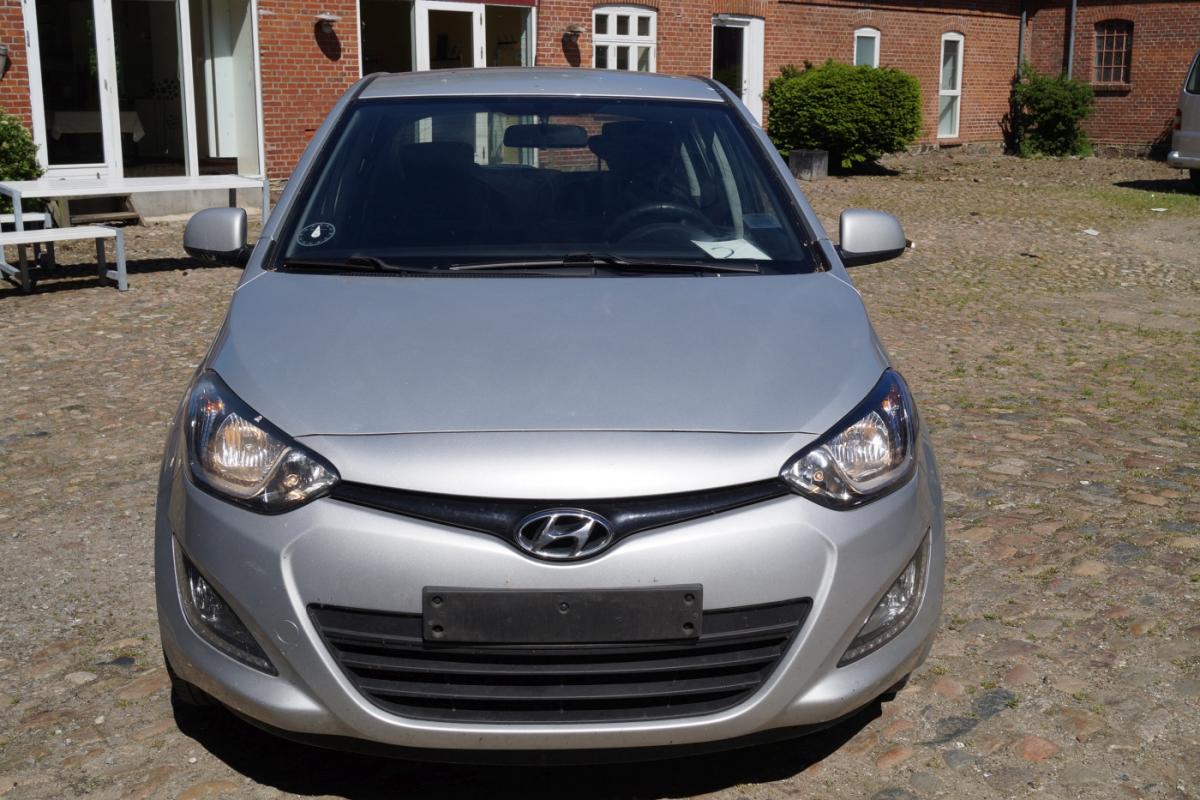 Hyundai 1.2 5 door mpv first indreg. 14.05.2013 in good condition with damage on the back. Former reg. No. An33310 last sight plates are included. - KJ Auktion Machine auctions