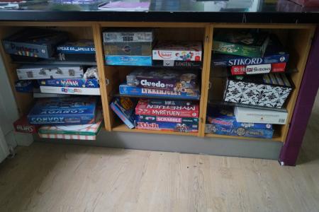 Various board games.