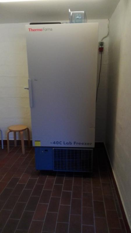 Deep / blast freezer. Freezes to -40 degrees Celsius. Approved freon. 220 V. Approx. 490 liters.
