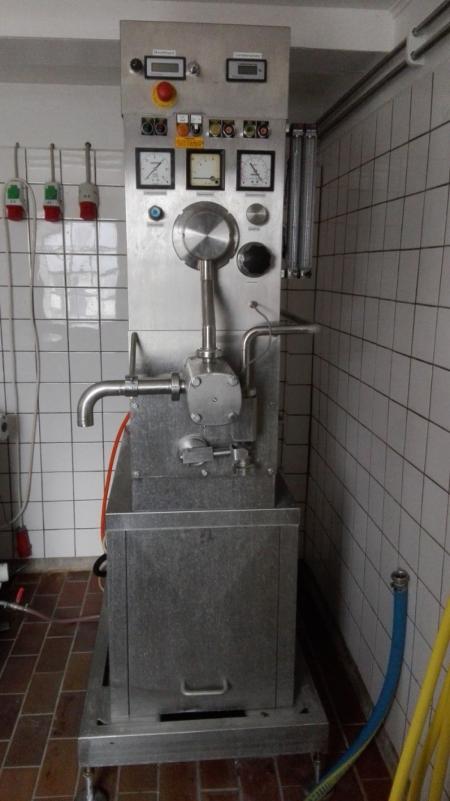 Professional is freezer from Hoyer. Model MF 100. Can produce from 60 - 300 liters of ice per hour. in good condition. Requires connection of cooling water and air. Approved freontype. Power Requirements: 400 V and 32 A.