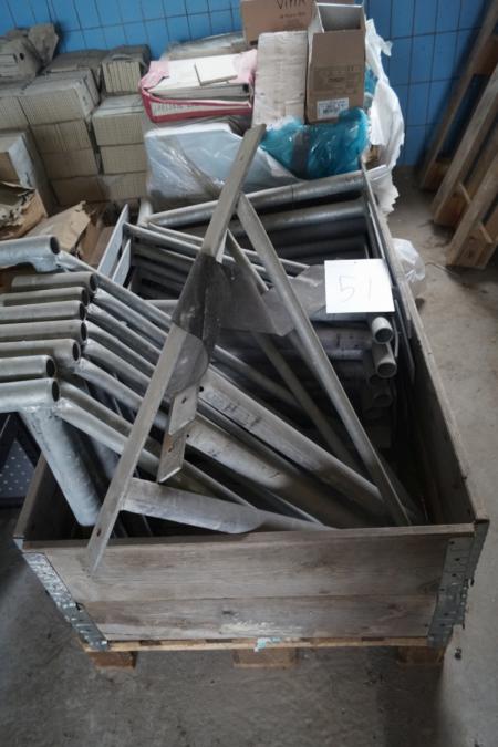 Pallet with suspension of scaffolding.