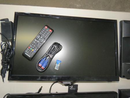 4 stk. Samsung fladskærms TV Model kode UE22F5005AKXXE version 04. med vægophæng og fjernbetjening