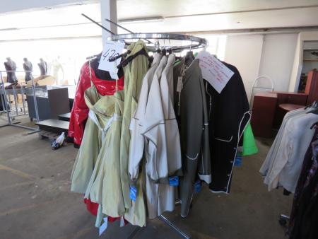 Rundt stativ med dame jakker og kjoler bla Herluf Design assorterede størrelser og modeller 