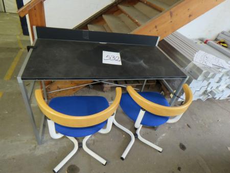Skrivebord med sort bordplade 2 stole