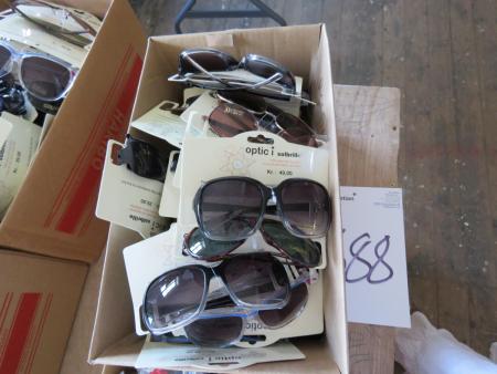 Kasse med ca 50 par solbriller + kasse med hårspænder