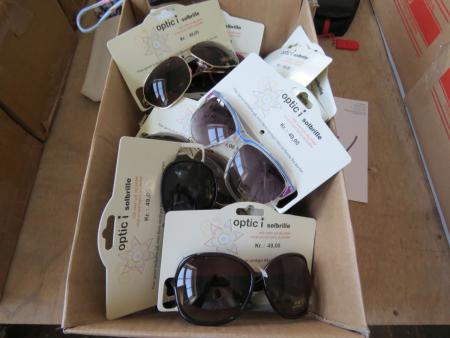 1 kasse med solbriller + kasse med små punge 