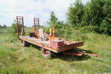 Trolley with hydraulic flap of wear rails. About 6 meters long. Width approximately 250 cm.
