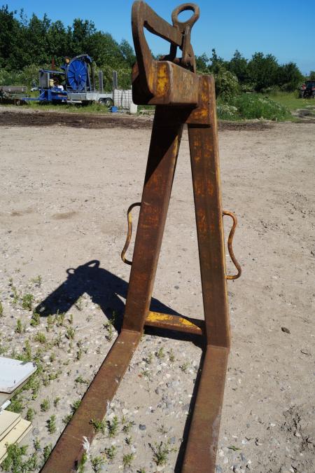 Crane lifting yoke for pallets.
