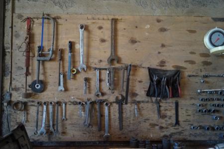 Toolboard with contents + tops and air key and screwdriver.