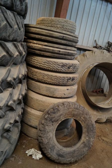 1 tire varying sizes.