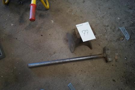 Kleiner Amboss 20x12 cm + Schlittenhammer.