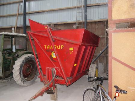 4 tonnes Taarup cart with refurbished box with extra thick plate