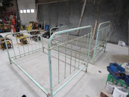 2 French iron beds which 1 without bottom 190 x 120 cm
